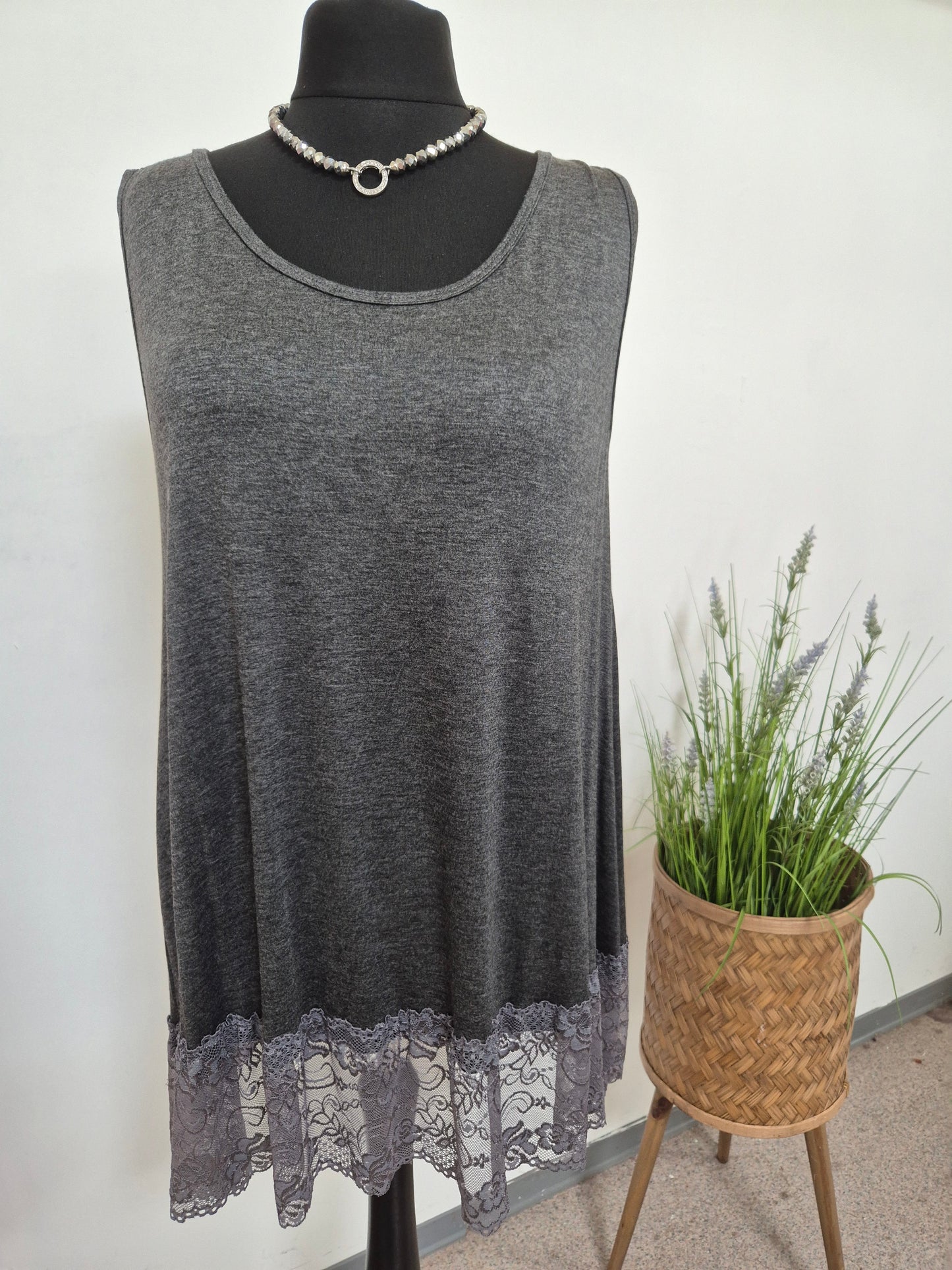Tops mit Spitzenkante