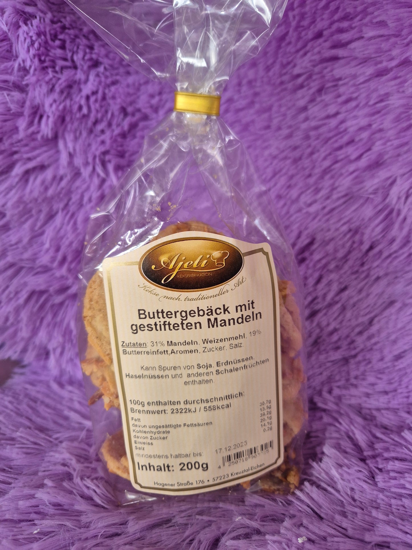 Buttergebäck mit gestifteten Mandeln
