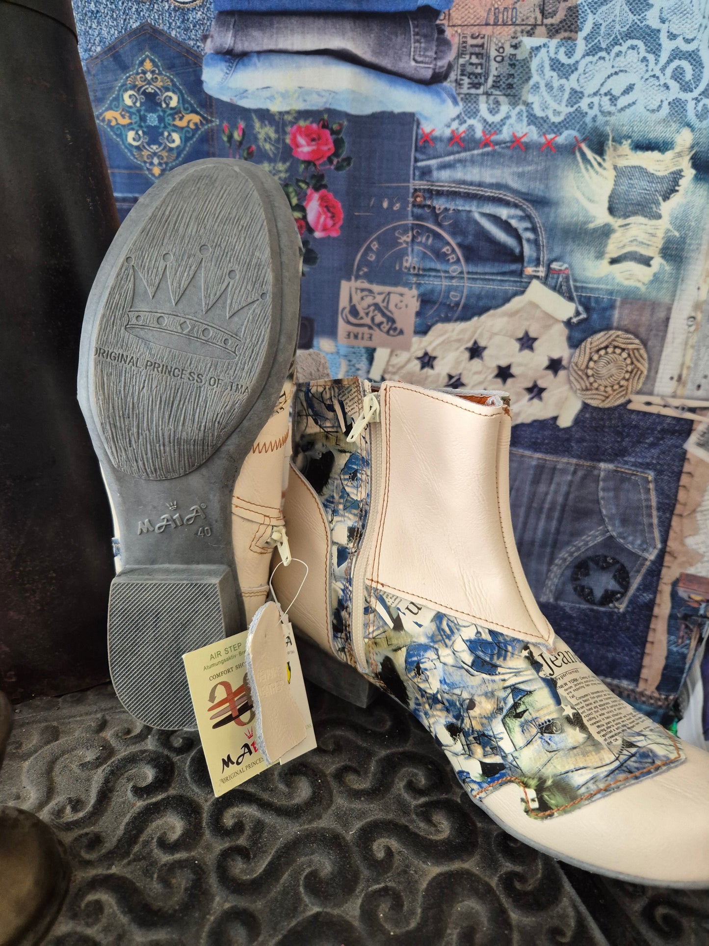 Boots Maya TMA Zeitungsprint