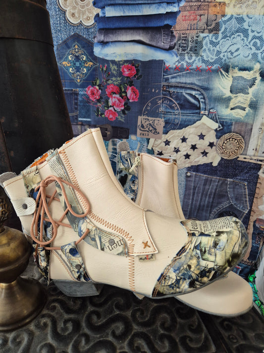 Boots Maya TMA Zeitungsprint
