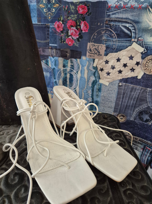 Schnürrheels weiß