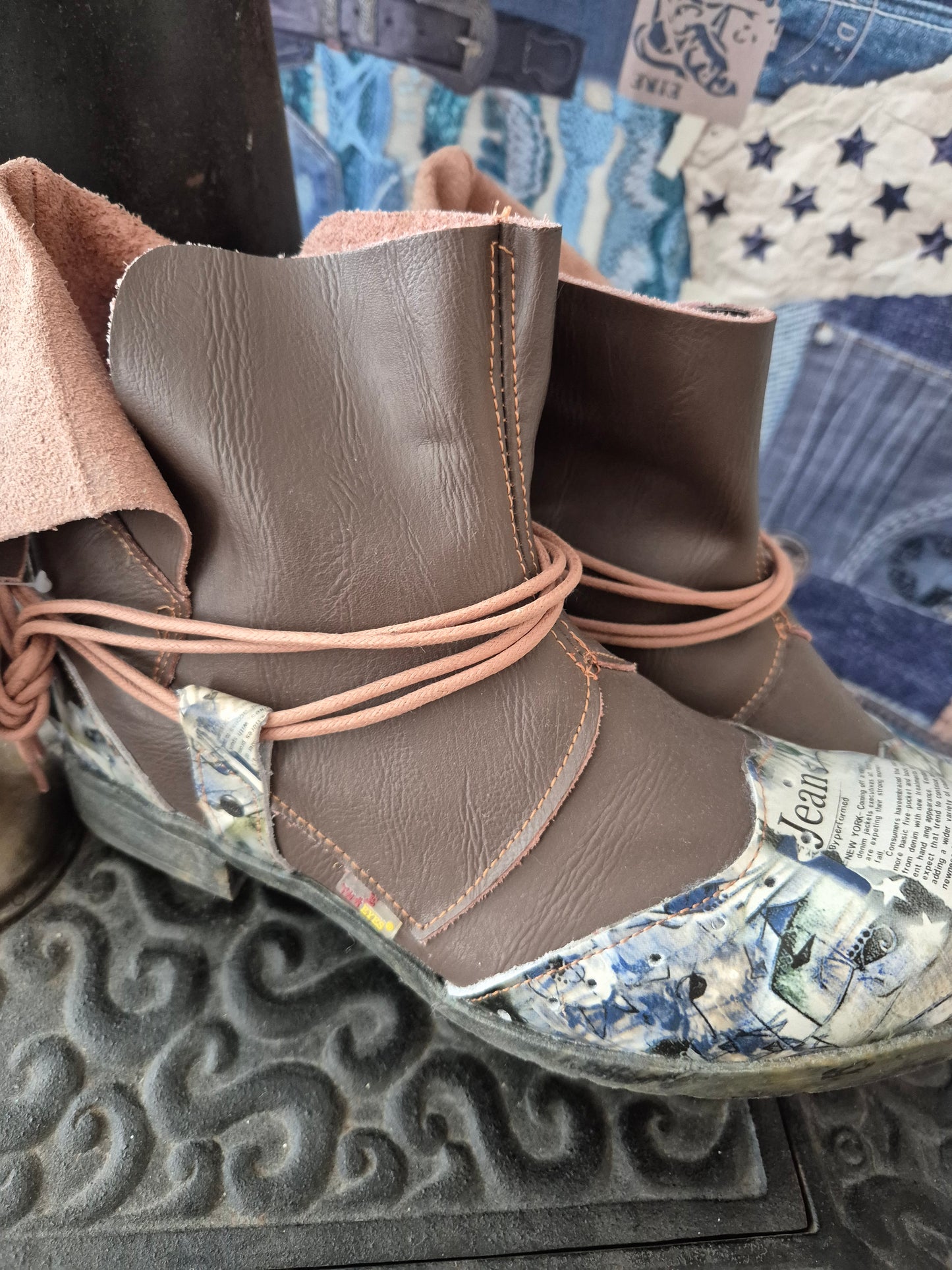 Boots Maya Zeitungsprint braun