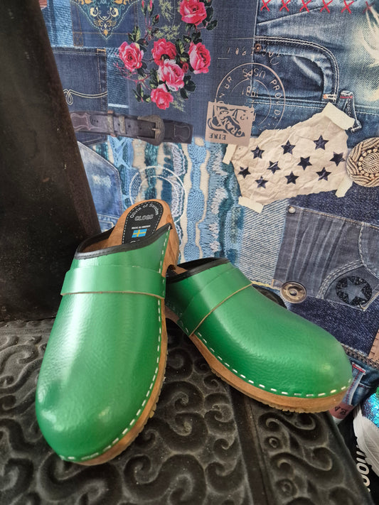 Holzclogs grün