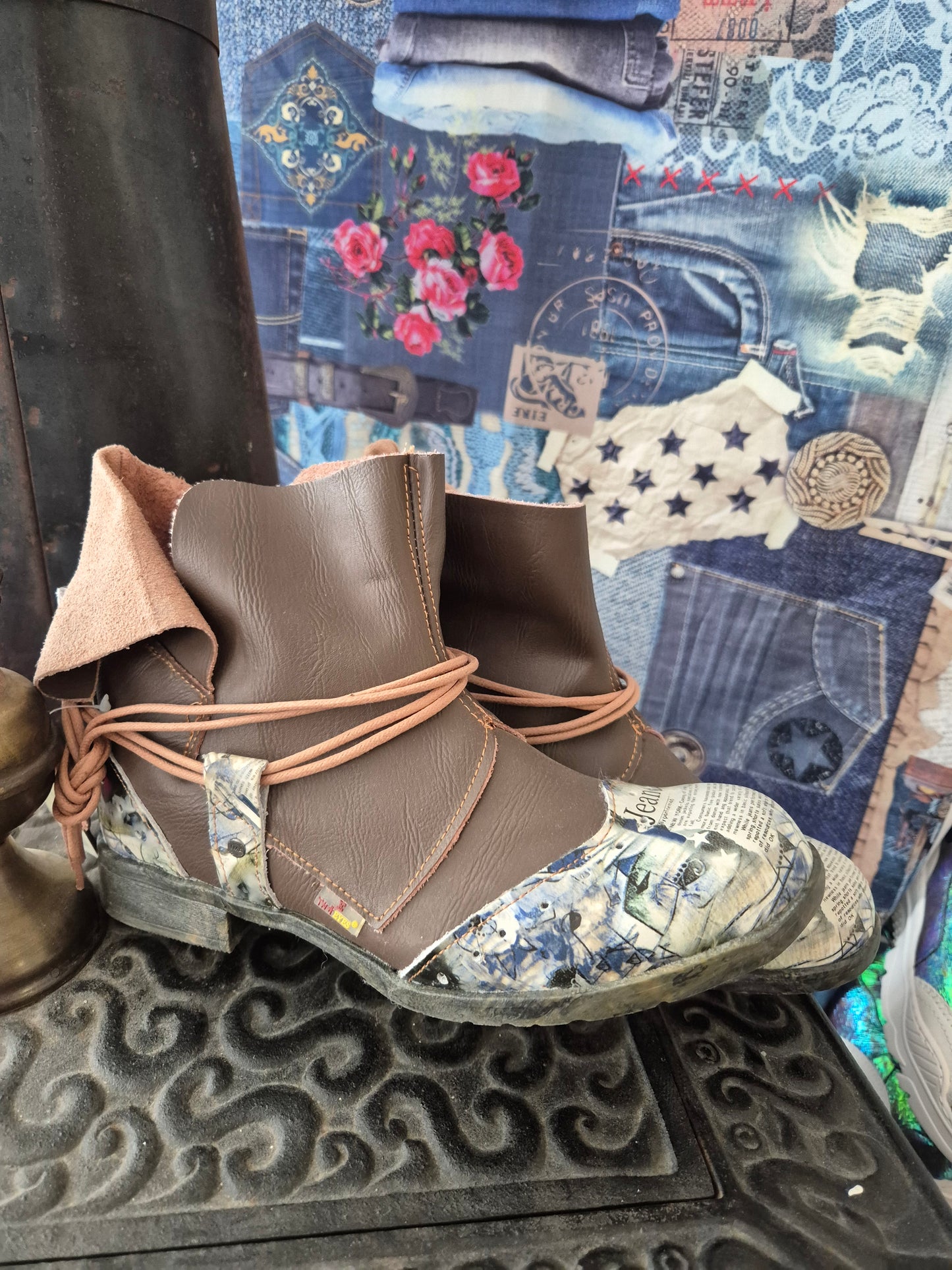 Boots Maya Zeitungsprint braun