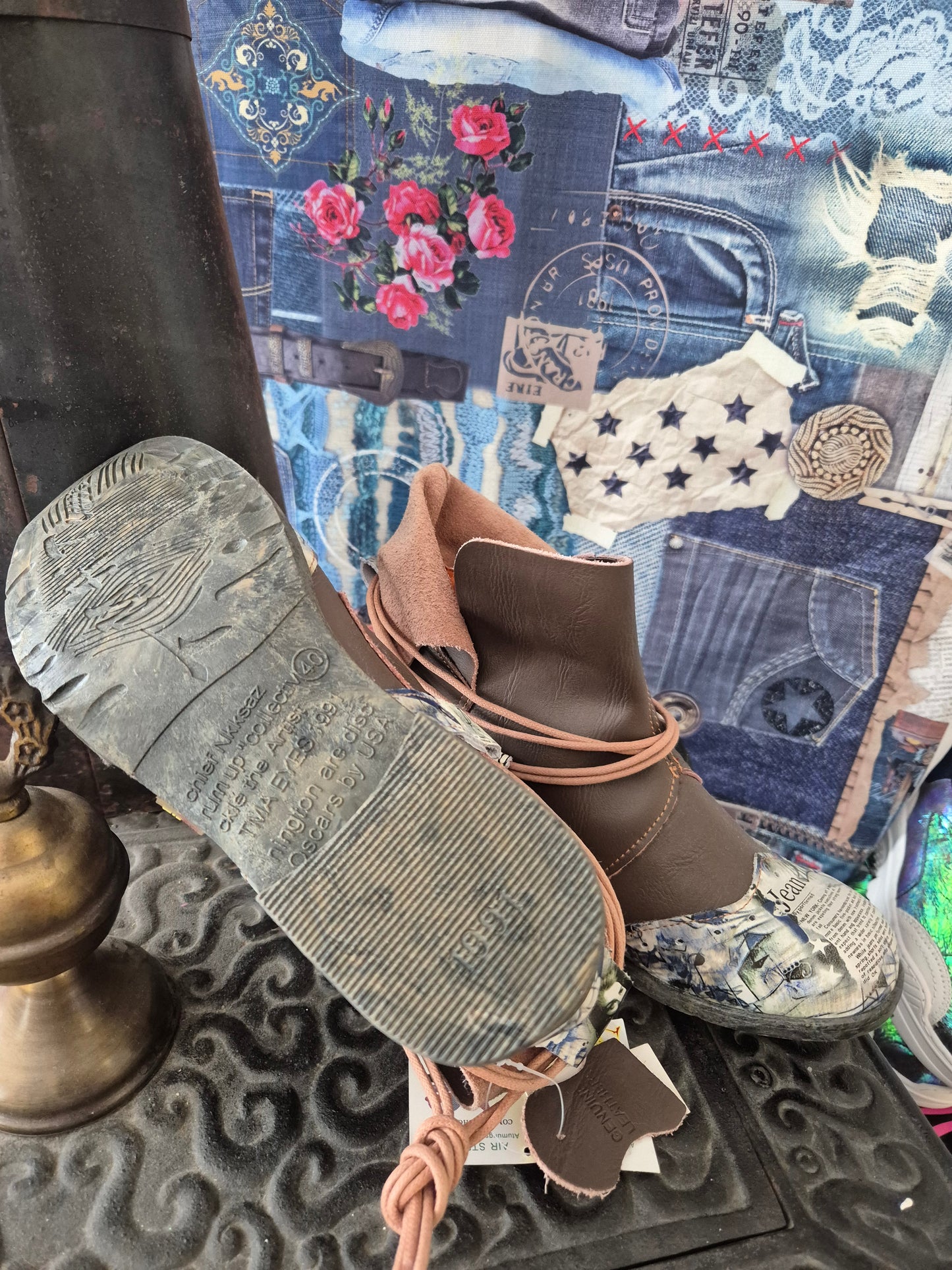 Boots Maya Zeitungsprint braun